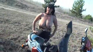 A magyar gigantikus csöcsű cigó Dzsenifer a faszszopásban is benne van - Pornoflix