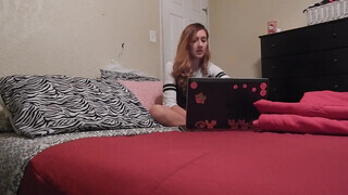 Tinédzser picsa pornóra masztizik az ágyon amikor senki se látja - Pornoflix