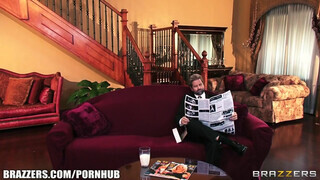 Miközben az igazi férj újságot olvas a szomszéd szobában - Pornoflix