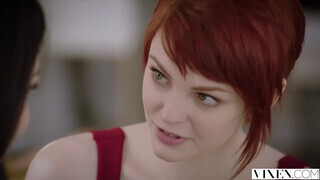 Bree Daniels a vörös hajú örömlány és a kurvája Evelyn Claire osztoznak a faszon - Pornoflix