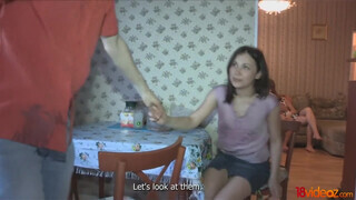 Tini amatőr orosz tinédzser párok gruppenbe szeretkeznek - Pornoflix