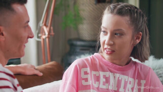 Emmy Accel a pajkos pici fiatal lány a régi haverjával kamatyol - Pornoflix