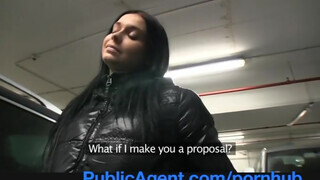 Victoria Blaze a tini fekete hajú fiatal pénzért szeretkezik az ügynökkel - Pornoflix
