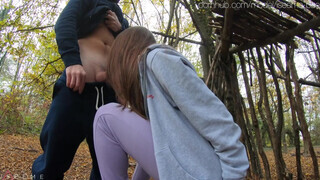 Tinédzser pár megkívánta egymást és szeretkeznek az erdőben - Pornoflix