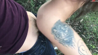 Tini amatőr tinédzser pár megkívánta egymást az erdőben és egy jót dugtak. - Pornoflix