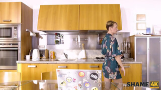 A szomszéd nőt reszeli a tinédzser it-s pali a konyhában - Pornoflix