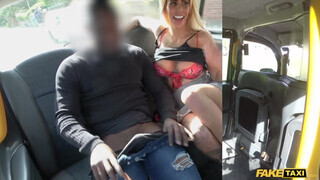 Alice Judge a formás világos szőke milf lyukait szétkefélik a taxiban - Pornoflix