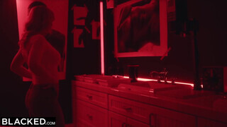 Rachael Cavalli a gyönyörű gigászi valagú szöszi milf muffjába fekete rúdat kap - Pornoflix