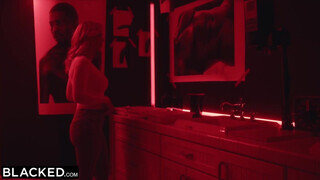 Rachael Cavalli a gyönyörű gigászi valagú szöszi milf muffjába fekete rúdat kap - Pornoflix
