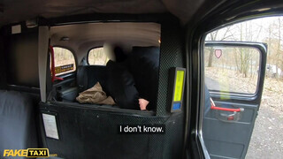 Gina Varney a szöszi fiatal szeretkezni akart a taxissal