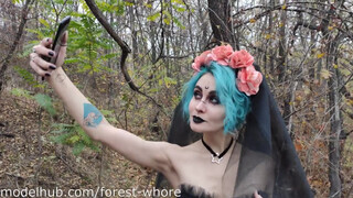 Halloween Cosplayes fiatalasszony popóba tolva az erdőben - Pornoflix