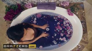 Katana Kombat a vadító karcsú kolosszális keblű dél amerikai milf fürdés után szexel is - Pornoflix