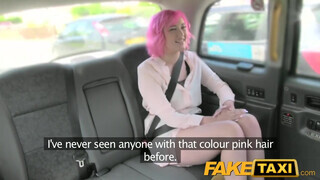 Misha Mayfair a pink hajú tinédzser csajszika kinyalja a taxis fenekét - Pornoflix
