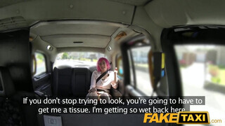 Misha Mayfair a pink hajú tinédzser csajszika kinyalja a taxis fenekét - Pornoflix