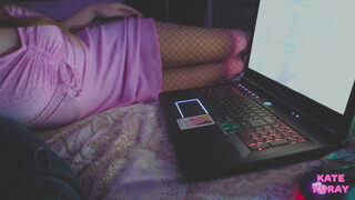 Tini amatőr barinő a pasiját leszopja laptopozás közben - Pornoflix