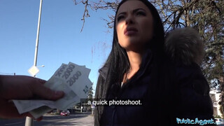 Shalina Devine a tetszetős fekete hajú tinédzser kis csaj hancúrozik a pornó ügynökkel - Pornoflix