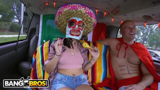 A mexikói csajon a sombrero is rajta van közben - Pornoflix