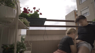Tini amatőr pár a nyári melegben megkívánta egymást a panel erkélyén és élvezésig keféltek egy jót. - Pornoflix