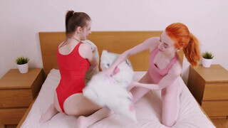 Leah Maus és Olivia Lush a tini pici keblű leszbikus lányok kényeztetik egymást - Pornoflix