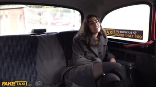 Aysha a ellenállhatatlan olasz tinédzser kisasszony dug a taxis ürgével - Pornoflix