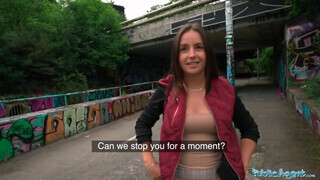 Jenna J Ross a híd alatt kupakol egy kicsike készpénzért cserébe - Pornoflix