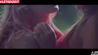 Tinédzser lezbi fiatal csajok szopkodják egymást az erdőben - Pornoflix