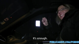 Tinédzser világos szőke tinédzser stoppos kiscsaj punciba tolva a kocsiban - Pornoflix