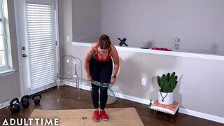 Siri Dahl kipróbál egy nagyméretű műfütyit edzés után amit nagyon élvez - Pornoflix