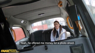 Jenny Doll a 18 éves fiatal szuka megrakva a taxi hátsó ülésén - Pornoflix