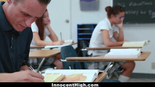 Izzy Bell a szemüveges kicsike keblű szajha szuka a tanár előtt kamatyol a padtársával - Pornoflix