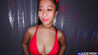 Jade Kush a szőrös pinás fiatal ázsiai bige melle közé veszi a farkat - Pornoflix