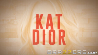 Krissy Lynn a biszex masszőr és a tinédzser csajszika Kat Dior megkósoltják egymást - Pornoflix