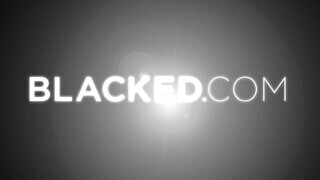 Riley Reid punciját és ánuszát szexelik a bazinagy farkú fekete pasik - Pornoflix