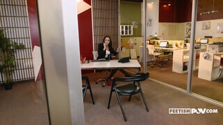 Chanel Preston a szőrös bulkeszos milf titkárnő megkamatyolva az irodában - Pornoflix