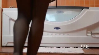 Mindezt egy átlátszó fürdőkádban teszi - Pornoflix