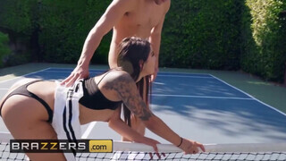 Gina Valentina a szőrös cunis fiatal spiné a tenisz edzővel közösül - Pornoflix