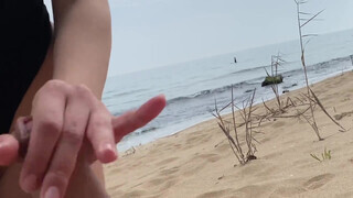 Tini karcsú amatőr kiscsaj a tengerparton lovagol - Pornoflix