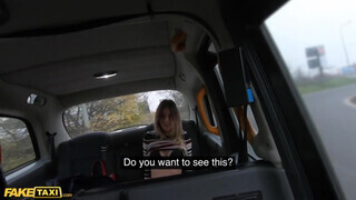Rebecca Volpetti a tinédzser térdzoknis tinédzser gádzsi a hátsó ülésen kupakol a taxissal - Pornoflix