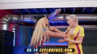 Bridgette B és Kiara Cole a lesbi birkózó csajok kinyalják egymást a ringben - Pornoflix