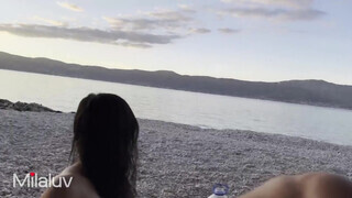 Gigantikus csöcsű amatőr tinédzser napszemcsis csaj kefél a parton - Pornoflix