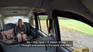 Tinédzser tinédzser kishölgy Red August a taxis hátsó lyukát nyalja orál közben hancúr előtt - Pornoflix