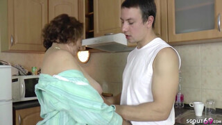 Német perverz nevelő anya és a fia reszel a konyhában - Pornoflix