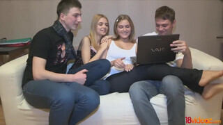Amatőr tinédzser tinédzser párok négyesben kamagyolnak otthon - Pornoflix