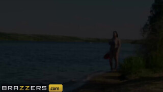 Korina Kova az óriás csöcsű telt milf peckezik a parton - Pornoflix