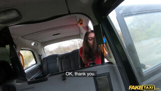 Shrima Malati az olasz tinédzser bige a taxiban kupakol - Pornoflix