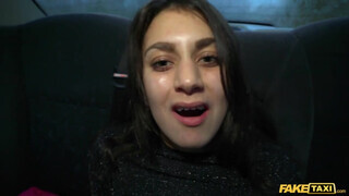 Shrima Malati az olasz tinédzser bige a taxiban kupakol - Pornoflix