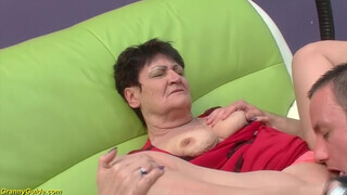 Öreg borotvált cuncis perverz szépkorú nő és a tinédzser krapek - Pornoflix