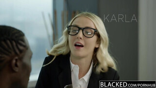 Karla Kush a szemüveges tini picsa lyuka befogadja a nagyméretű fügyit - Pornoflix