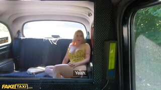 Kiara Lord a vörös hajú gigantikus mellű magyar tinédzser a taxiban baszik