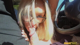 Amber Deen a perverz tinédzser tinédzser gádzsi a taxiban fenék nyílásba dugva - Pornoflix